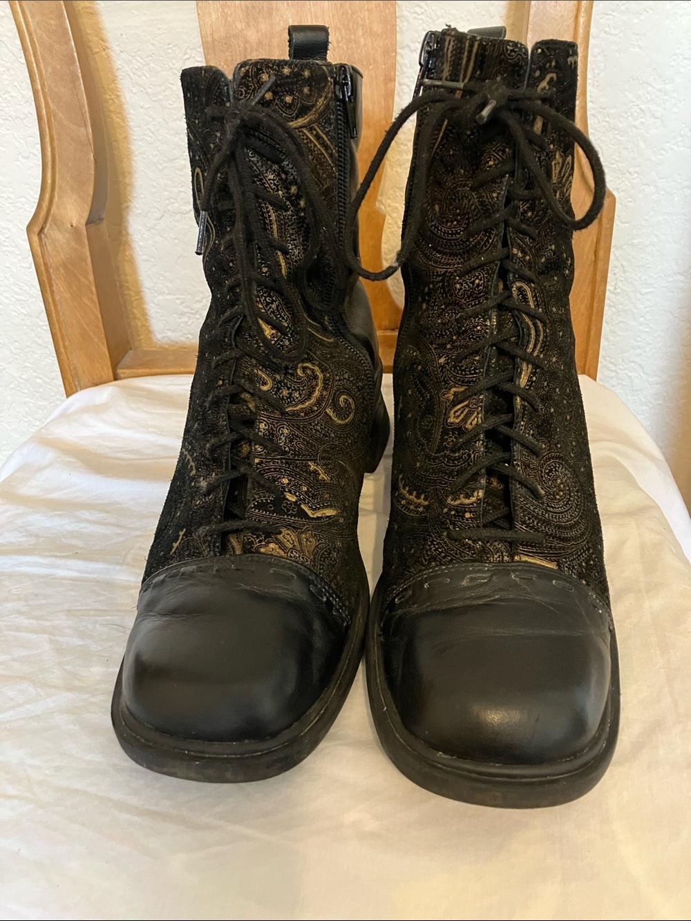 Naot gorgeous lace up paisley booties